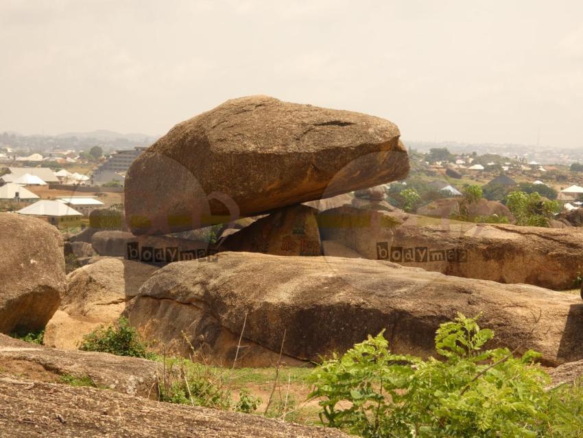 Hanging_stone